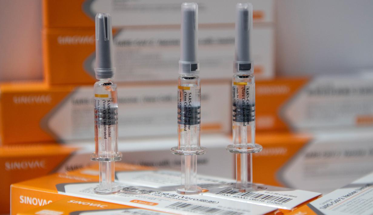 Kandidat vaksin Sinovac Biotech LTD untuk virus corona Covid-19 diperlihatkan dalam Pameran Internasional China untuk Perdagangan Jasa (CIFTIS) di Beijing pada 6 September 2020. Untuk pertama kalinya, China akhirnya resmi memamerkan produk dalam negeri vaksin COVID-19. (NOEL CELIS/AFP)
