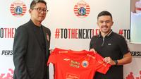 Oliver Bias menjadi pemain anyar kelima yang diperkenalkan Tim Macan Kemayoran untuk BRI Liga 1 musim ini di Persija Store, Kamis (27/7/2023) siang WIB. (Bola.com/Abdul Aziz)