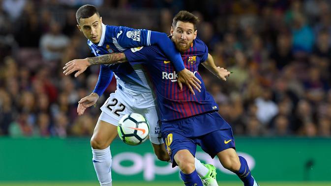 Penyerang Barcelona, Lionel Messi berebut bola dengan bek Espanyol Mario Hermoso saat pertandingan Liga Spanyol di stadion Camp Nou, Barcelona (9/9). (AFP Photo/ Lluis Gene)