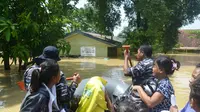 Warga Cirebon Timur terdampak Banjir sat dievakuasi Tim SAR gabungan TNI, Polri maupun BPBD (Liputan6.com / Panji Prayitno)