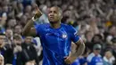 Pemain Chelsea, Christopher Nkunku merayakan gol pertama timnya ke gawang Servette pada leg pertama playoff UEFA Conference League 2024 di Stamford Bridge, London, Jumat (23/08/2024). (AP Photo/Alastair Grant)