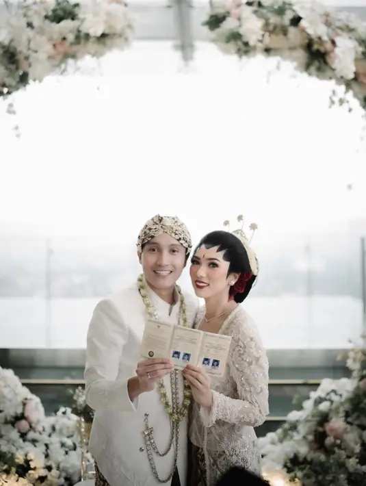 Isyana (Instagram/isyanasarasvati)