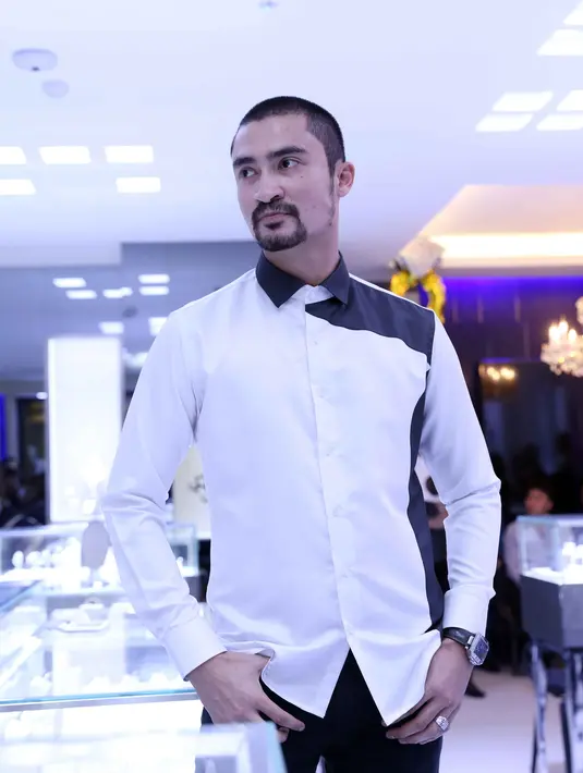 Meski sempat shok, Reza Pahlevi juga disibukkan dengan menjawab pertanyaan para keluarga yang ingin konfirmasi tentang kebenaran berita tersebut. (Nurwahyunan/Bintang.com)