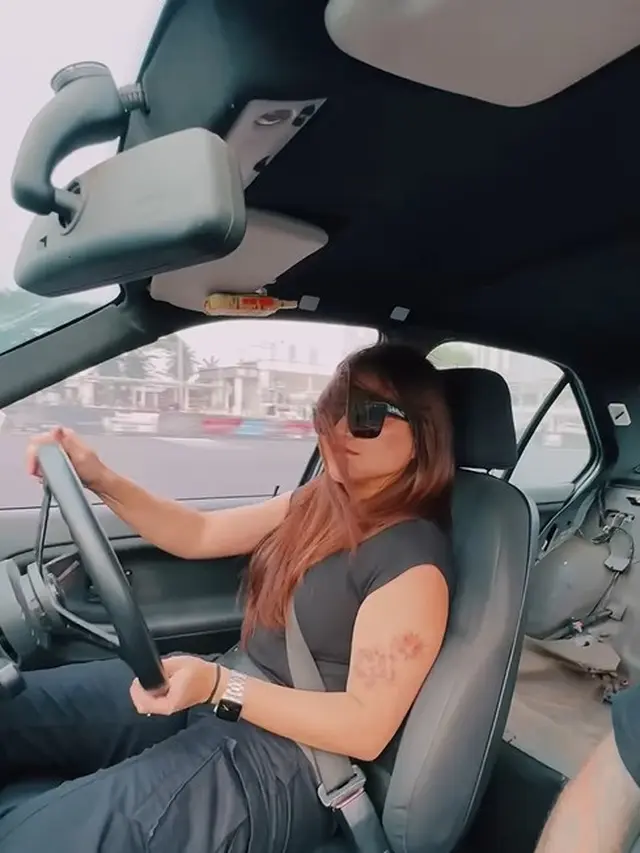 Potret Nathalie Holscher saat drifting (Sumber: Instagram/nathalieholscher)