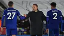 Manajer tim Leicester City, Brendan Rodgers (tengah) menyalami bek Timothy Castagne (kiri) usai berakhirnya laga lanjutan Liga Inggris 2020/21 pekan ke-19 melawan Chelsea di King Power Stadium, Leicester, Selasa (19/1/2021). Leicester City menang 2-0 atas Chelsea. (AFP/Rui Vieira/Pool)