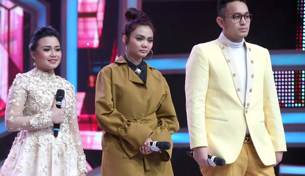 Rina Nose sendiri juga telah meminta maaf atas perubahan pada dirinya. Khususnya pada penggemarnya yang merasa kecewa. Ia mengaku keinginan untuk melepas hijab itu sudah lima bulan silam. (Nurwahyunan/Bintang.com)