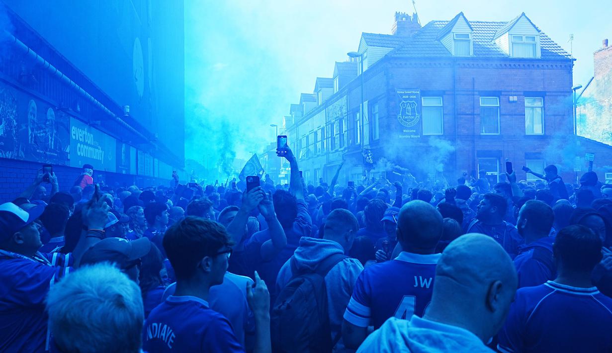 Para fans Everton menyalakan suar berwarna biru di area stadion menjelang laga lanjutan Liga Inggris 2024/2025 melawan Southampton di Goodison Park, Liverpool, Inggris, Minggu (18/05/2025) waktu setempat. (AP Photo/PA/Martin Rickett)