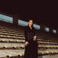 Tampil sebagai headliner setelah waktu berbuka puasa, Raisa membawa energi membara yang langsung menyulut semangat ribuan penonton yang memadati area konser. [@raisa6690].