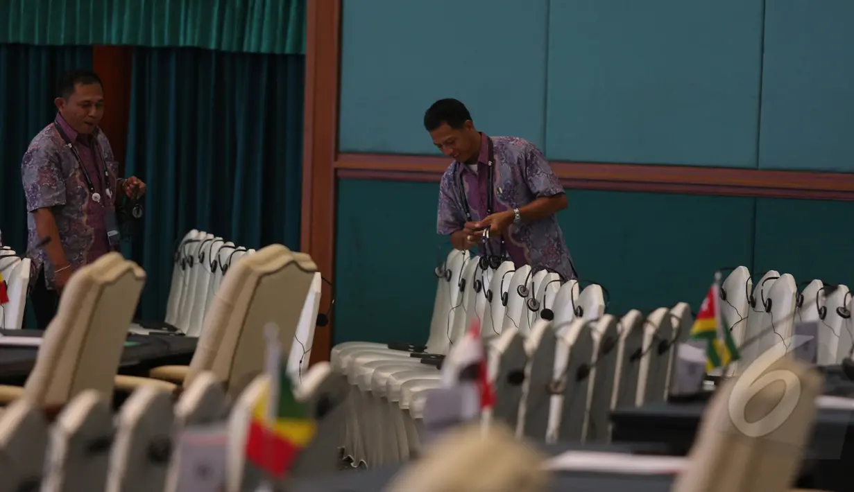 Petugas merapikan penyuara telinga jelang pembukaan Asian-African Summit dalam rangka peringatan ke-60 Konferensi Asia Afrika di Jakarta Convention Centre, Jakarta, Selasa (21/4/2015). (Liputan6.com/Herman Zakharia)