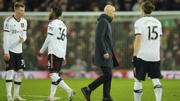 Pelatih Manchester United, Erik ten Hag meninggalkan lapangan setelah pertandingan melawan Liverpool pada lanjutan Liga Inggris di stadion Anfield, Inggris, Minggu (5/3/2023). Liverpool memenangkan pertandingan melawan Manchester United dengan skor telak 7-0. (AP Photo/Jon Super)