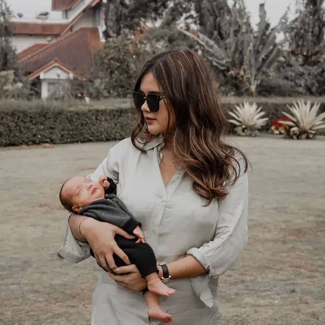 Potret Audi Marissa Saat Momong Anak. (Sumber: Instagram/audimarissa)