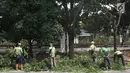 Suasana saat petugas memangkas dahan pohon yang rimbun di sepanjang Jalan Lenteng Agung Raya, Jakarta Selatan, Rabu (2/1). Pemangkasan dilakukan guna mencegah pohon tumbang akibat musim hujan dan angin kencang. (Liputan6.com/Immanuel Antonius)