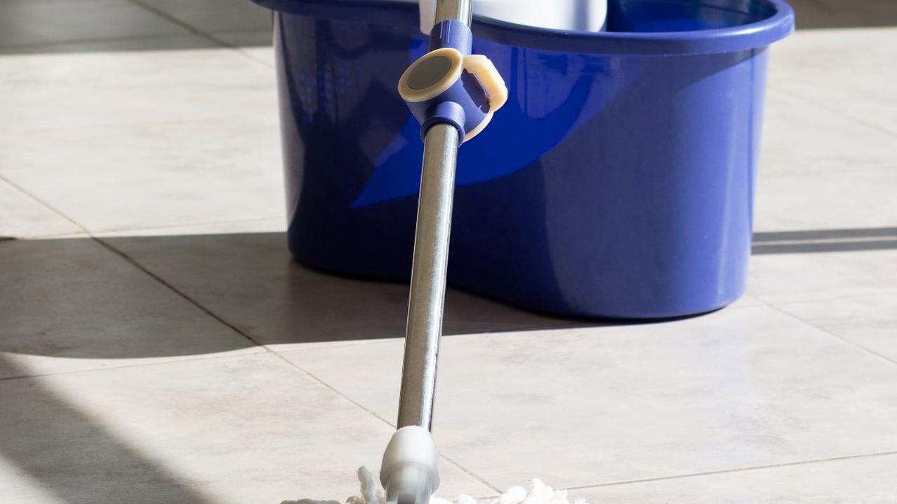 Mudah dan sederhana sekali bukan? Anda bahkan bisa menyulap lantai rumah menjadi super bersih dan mengkilap dengan bahan-bahan di dapur yang ekonomis. Selamat mencoba!