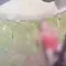 Seorang bocah berinisial MWP (6) terkapar di dekat tiang listrik setelah diduga menjadi korban perundungan di Senen. (Dok. tangkapan layar @balewartawanjakpus10)