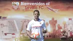 Penyerang baru Sevilla, Javier Hernandez 'Chicharito' berpose dengan jersey klub barunya selama presentasi resminya di Sport City of Sevilla (2/9/2019). Eks penyerang Manchester United dan Real Madrid ini digaet Sevilla dengan mahar yang dikabarkan mencapai 8 juta euro. (AFP Photo/Cristina Quicler)