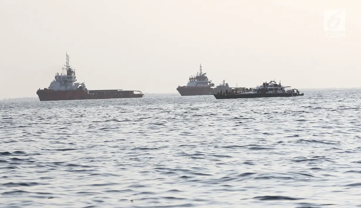 Kapal TNI AL mencari bangkai pesawat Lion Air JT 610 yang jatuh di laut utara Tanjung Pakis, Karawang, Jawa Barat, Senin (29/10). Pesawat Lion Air JT 610 yang jatuh membawa 188 orang. (Liputan6.com/Herman Zakharia)