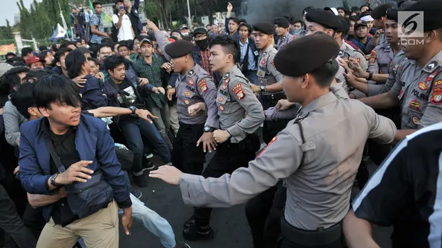 Protes Utang Negara, Mahasiswa Bakar Ban di Depan Istana