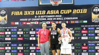 Pemain Timnas Putri Indonesia, Tricia Mary Aoijs (kiri), terpilih masuk tim terbaik pada FIBA 3x3 U-18 Asia, di Cyberjaya, Selangor, Malaysia, Minggu (9/9/2018). (Bola.com/Yus Mei Sawitri)