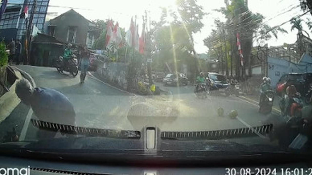 Detik-Detik Puluhan Tabung Gas Elpiji Terjatuh dari Mobil Pick Up Ini Curi Perhatian, Bikin Tegang Pengendara dan Pengguna Jalan
