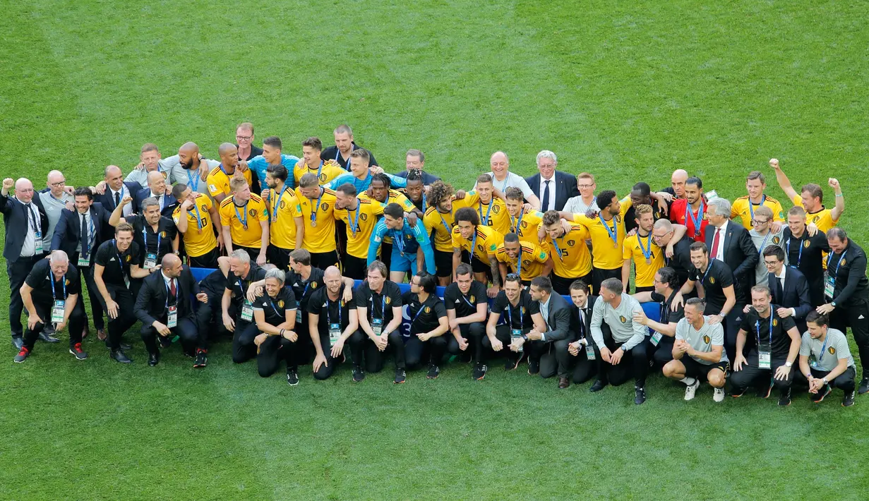 Para peman timnas Belgia dan staf merayakan kemenangan juara tiga Piala Dunia 2018 di Stadion St. Petersburg di St. Petersburg, Rusia, (14/7). Belgia menang 2-0 atas Inggris. (AP Photo/Dmitri Lovetsky)