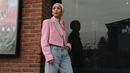 Tampilan casual ala model Vira Tandia dengan outfit pink bisa jadi inspirasi. Padukan turtleneck putih dengan celana kulot jeans, dan cropped blazer warna pink. (Instagram/viratandia).