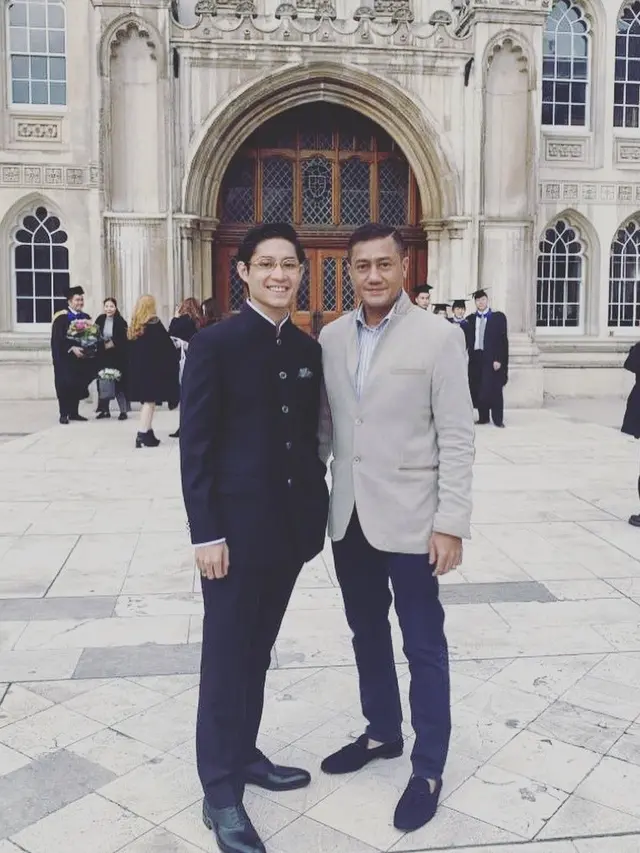 Potret Wisuda Teuku Rassya di London (sumber: Instagram/nourahsheivirah)