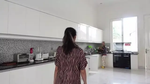 Potret Dapur Della Puspita. (YouTube/Dunia Della Puspita)