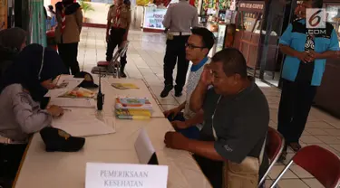 Sopir bus menjalani pemeriksaan kesehatan di Terminal Kampung Rambutan, Jakarta, Jumat (8/6). Pemeriksaan bertujuan memastikan kondisi kesehatan sopir agar tetap baik dalam mengoperasikan kendaraan yang mengangkut pemudik. (Liputan6.com/Immanuel Antonius)