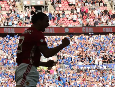 Penyerang Manchester United, Zlatan Ibrahimovic merayakan golnya ke gawang Leicester City pada ajang Community Shield  di Stadion Wembley (7/8/2016) (Reuters/Eddie Keogh)