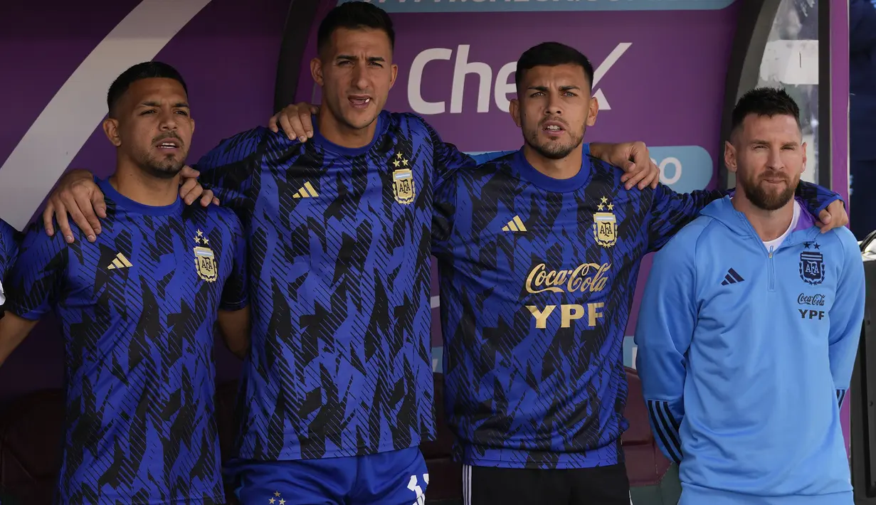 Lionel Messi (kanan) bersama para pemain cadangan Timnas Argentina berbaris menyanyikan lagu kebangsaaan Argentina jelang menghadapi Timnas Bolivia pada laga lanjutan Kualifikasi Piala Dunia 2026 zona Conmebol di La Paz Stadium, Bolivia, Rabu (13/9/2023) dini hari WIB. (AP Photo/Juan Karita)
