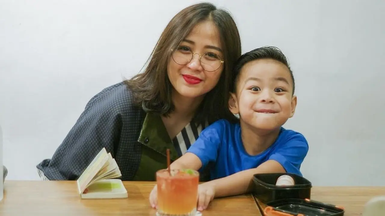 Potret Astrid Sartiasari Momong Anak