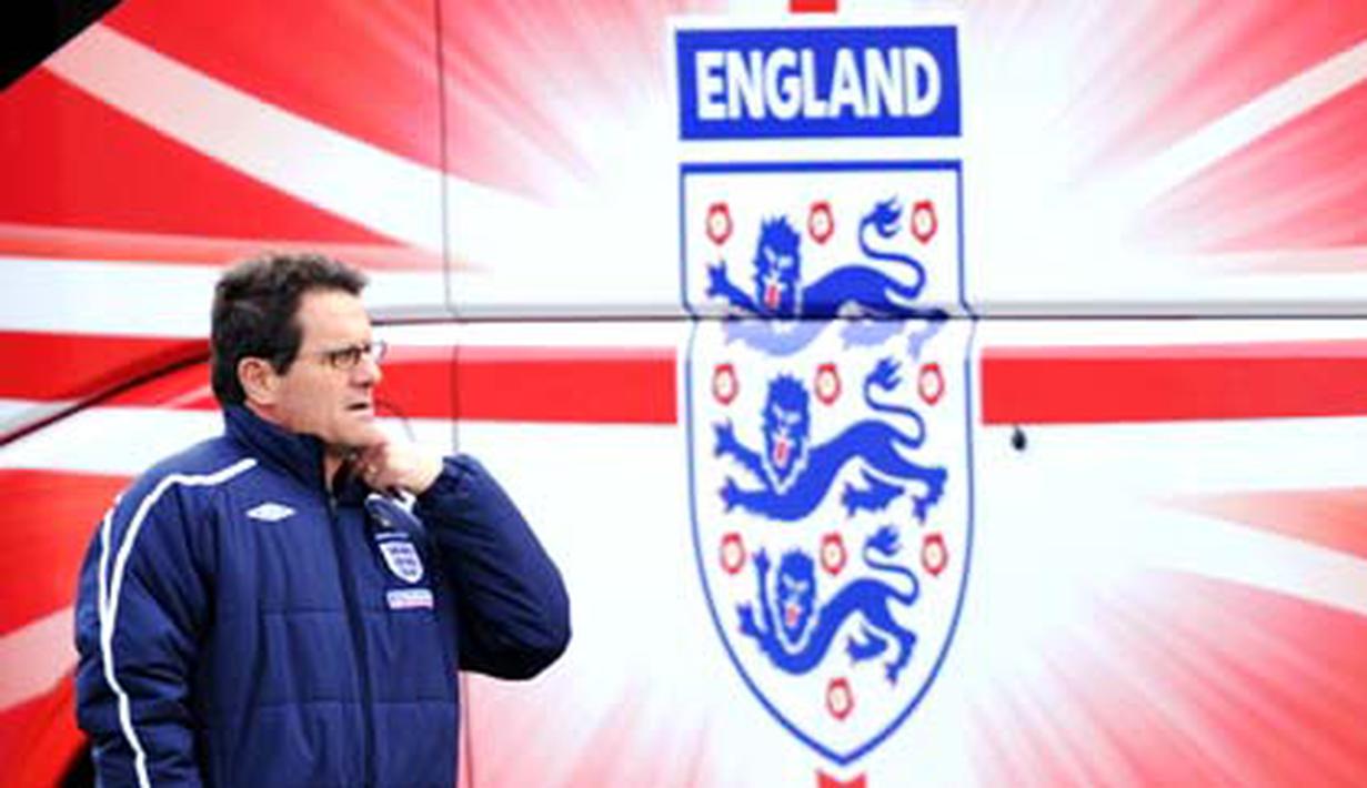 Manajer Timnas Inggris, Fabio Capello berjalan menuju tempat berlatih di fasilitas milik Arsenal di London Colney, 24 Maret 2009. AFP PHOTO/Adrian Dennis