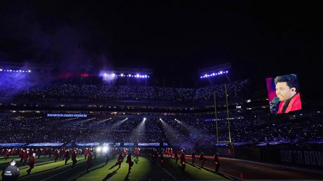 The Weeknd saat tampil di Super Bowl 2021 Halftime Show.  (AP Photo/Ashley Landis)