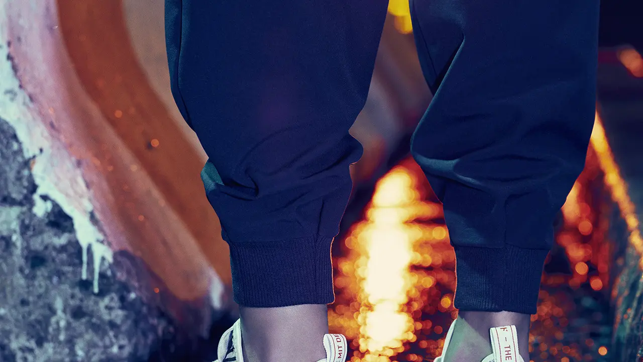 Penampilan lebih stylish dengan sneakers putih beraksen rajut terbaru dari Adidas.