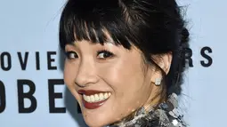 Constance Wu tersenyum saat menghadiri pemutaran perdana "Lyle, Lyle, Crocodile" di AMC Lincoln Square di New York pada hari Minggu, 2 Oktober 2022. Wu tampil cantik dengan minidress lengan pendek perak berkilauan yang jatuh ke pertengahan pahanya. (Photo by Evan Agostini/Invision/AP)
