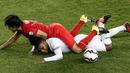 Pemain Bolivia, Leonel Morales (bawah) dijatuhkan oleh pemain Peru, Edwin Retamoso.  (AP Photo/Silvia Izquierdo)