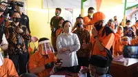 Ketua DPR Puan Maharani mengunjungi Desa Jayanti, Cikande, Tangerang untuk memantau distribusi bantuan sosial bagi warga terdampak Covid-19. (Dok: DPR RI)