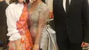 Penampilan Krisdayanti tak kalah memesona. Krisdayanti tampil dengan dress silver yang gemerlap. [Foto: Instagram/merryriana]