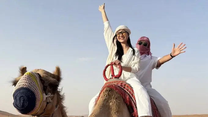 Febby Rastanty saat Bermain di Padang Pasir Dubai naik unta.[@febbyrastanty]