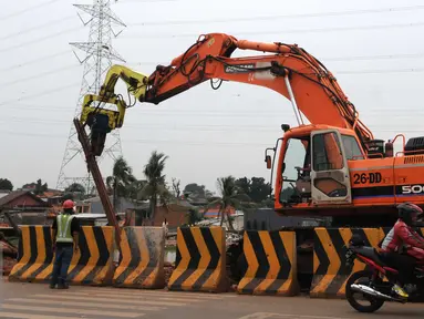 Pekerja menyelesaikan pembangunan Proyek jalan tol bekasi-cawang-kampung melayu (Becakayu), Jakarta, Sabtu (28/5) . Proyek tol yang sempat mangkrak ini terus dipercepat dan di targetkan akhir 2017 akan rampung. (Liputan6.com/Helmi Affandi)