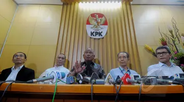 Pimpinan baru KPK Taufiequrachman Ruki (tengah),  Johan Budi SP (kanan), Indriyanto Seno Adji (kedua kiri), Wakil Ketua KPK Zulkarnen dan Adnan Pandu Pradja (kiri) saat konferensi pers di Gedung KPK, Jakarta, Jumat (20/2). (Liputan6.com/Andrian M Tunay)