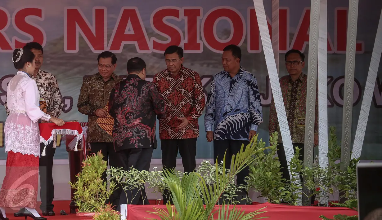 Direktur Utama BNI Achmad Baiquni (ketiga kiri) menerima penghargaan yang diberikan oleh Ketua Persatuan Wartawan Indonesia (PWI) Margiono dalam acara puncak Hari Pers Nasional (HPN) 2017 di Ambon, Maluku, Kamis (9/2). (Liputan6.com/Faizal Fanani)