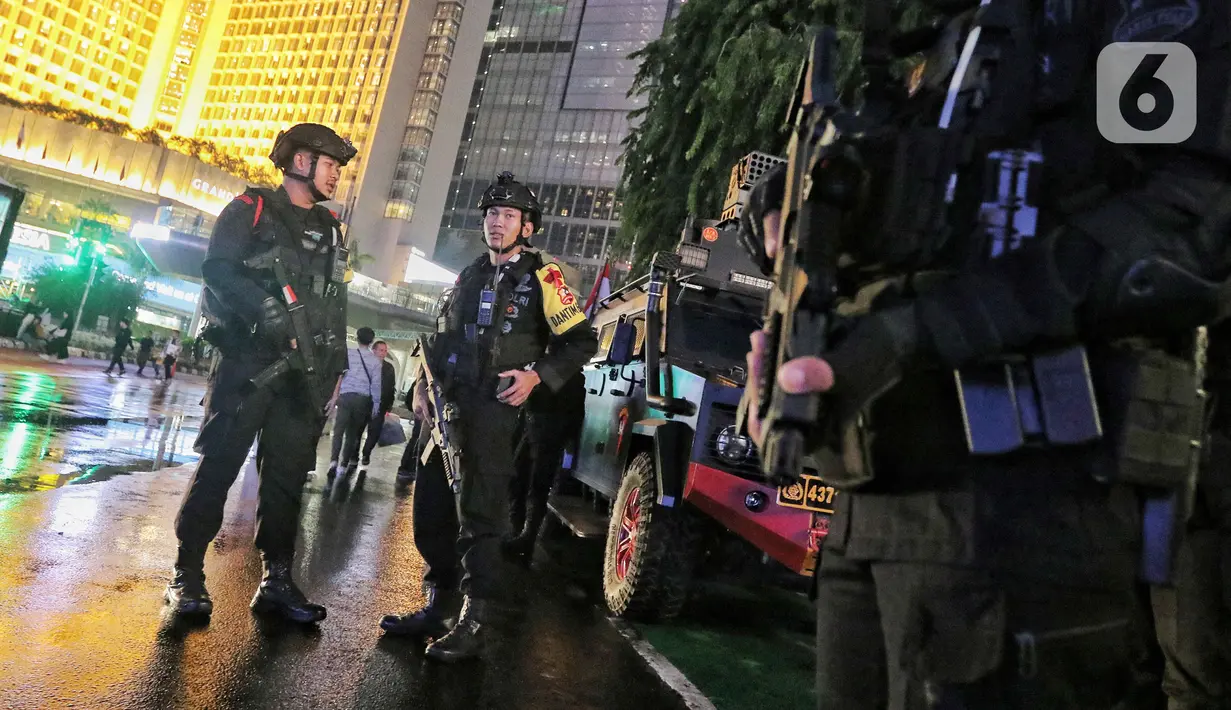 Personel Brimob melakukan pengamanan saat pemberlakuan Car Free Night di kawasan Bundaran Hotel Indonesia, Jakarta, Minggu (31/12/2023). (Liputan6.com/Angga Yuniar)