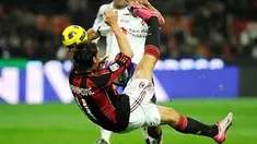 Tendangan salto Zlatan Ibrahimovic yang menjadi gol tunggal kemenangan AC Milan atas Fiorentina dalam partai Serie A di San Siro, 20 November 2010. AFP PHOTO/OLIVIER MORIN