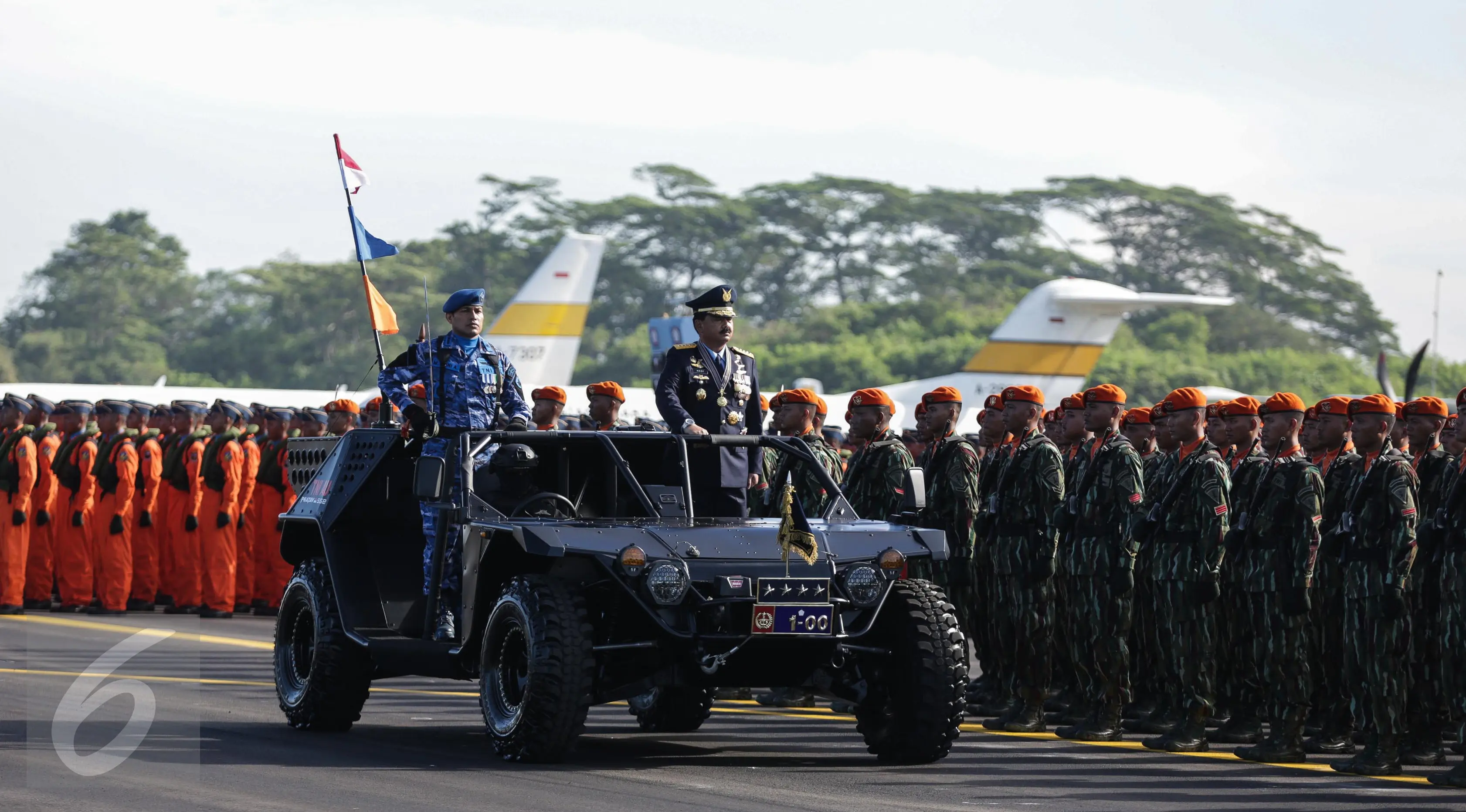 Marsekal TNI Hadi Tjahjanto memeriksa pasukan dengan menaiki mobil komando saat upacara peringatan Hari Ulang Tahun (HUT) ke-71 di Taxi Way Skuadron Udara Bandara Halim Perdanakusuma, Jakarta, Minggu (9/4). (Liputan6.com/Faizal Fanani)
