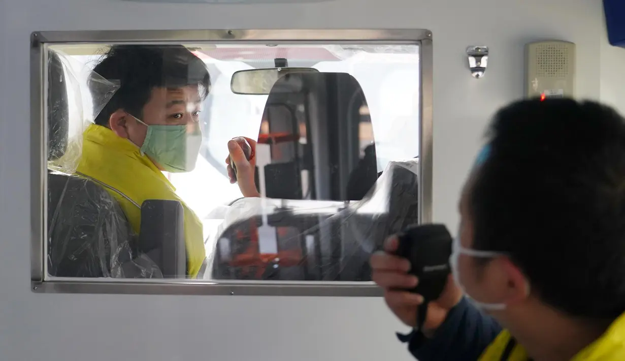 Staf menguji lampu UV dan interkom ambulans tekanan negatif di sebuah perusahaan kendaraan untuk penggunaan khusus demi memenuhi kebutuhan rumah sakit dalam upaya pencegahan dan pengendalian epidemi pneumonia coronavirus baru di Xi'an, Provinsi Shaanxi, China, 10 Februari 2020. (Xinhua/Shao Rui)