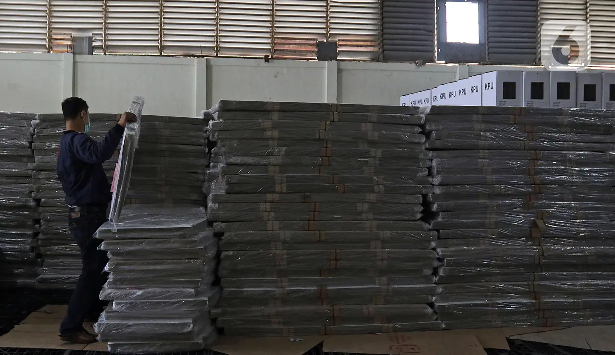Petugas bekerja di Gudang Logistik KPU, Depok, Jawa Barat, Jumat (13/11/2020). KPU Kota Depok telah merakit 4.015 kotak suara serta menyediakan 16.060 bilik suara yang akan digunakan untuk Pilkada Kota Depok pada 9 Desember 2020. (Liputan6.com/Herman Zakharia)