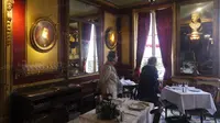 Pengunjung melihat-lihat koleksi yang terdapat di Restoran La Procope yang terletak di Jalan I’Ancienne Comedie, Paris, Kamis (30/6/2016). (Bola.com/Vitalis Yogi Trisna)