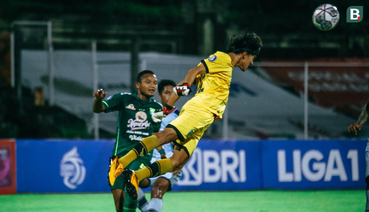 Persela baru berhasil menyamakan skor 1-1 pada menit ke-32. M. Rio Agata dan kawan-kawan sukses mencetak gol lewat Rahel Radiansyah yang memanfatkan bola muntah yang tidak sempurna diantisipasi kiper Persebaya, Ernando Ari. (Bola.com/Maheswara Putra)