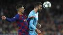 Pemain Slavia Praha, Josef Husbauer berusaha melewati bek Barcelona, Clement Lenglet pada pertandingan lanjutan Grup F Liga Champions di stadion Camp Nou, Spanyol (5/11/2019). Barcelona bermain imbang 0-0 atas Slavia Praha. (AP Photo/Joan Monfort)